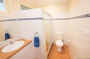 KICK BACK BEACH SHACK - BEACH,SURF & OCEAN VIEWS + WALK TO BEACH + PET FRIENDLY! - Image 2