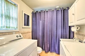 Beautiful Spacious Beach Home, Private Deck & Grill, 5-min to Beach w/ Badges - Image 4
