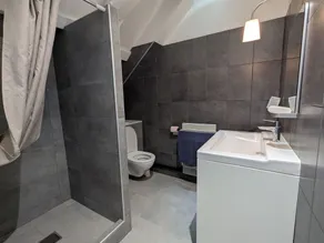 Maison de campagne rénovée avec jardin privatif - 2 chambres, 2 sdb, séjour spacieux - Image 2