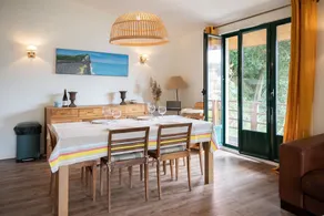 Family home: sea view, beach 50m away - Image 4