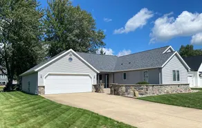 Gun lake 4 Bed 2.5 Bath Home w/2 car garage, kayaks, paddleboards, free Wi-Fi - Image 3