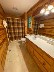 Come Relax! This 2/2 log cabin with a hot tub sits high in the mountains - Image 4