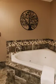 Songbird Serenade Suite: Luxury, Lodge Suite in Amish Country, Ohio - Image 2