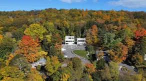 A Modern Lakeview Retreat - Image 3