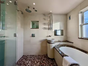 Stunning 4 Bedroom House in Old Windsor - Image 5