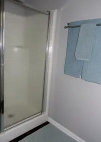 Fredeligt sommerhus beliggende i træerne - Image 5