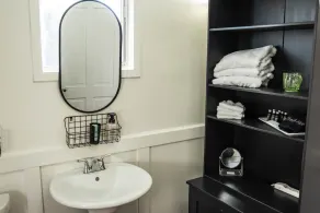 Farmhouse bed and bath with pool and hot tub - Image 3