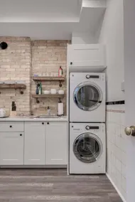Casa Hotels: Chic Industrial 2nd Floor Suite - Image 3