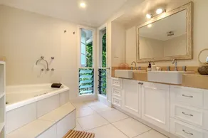 Charming Queenslander with Pool – Perfect Family or Friends Getaway in Cairns - Image 5