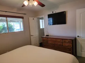 Salle de jeux familiale avec bar, table de billard / fléchettes de ping-pong et plus encore! - Image 5