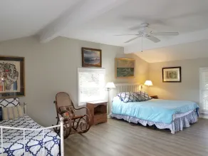 Etaler et détendez-vous dans cette grande maison de bord du canal qui a amarrage priv��� et de nombreux ponts. - Image 5