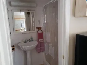 Uriges 12 x 16 Zimmer mit Bad und Dusche - Image 3