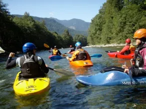 Vackra Riverfront Getaway In The Cascade Mountains - Image 3