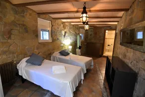 Charming Villa for Rent in Roses, Costa Brava: Private Pool, Ideal for Families and Large Groups. - Image 3
