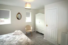 2 Bedroom House - Beautifully Decorated & Furnished - Parking - Large Garden - Image 5