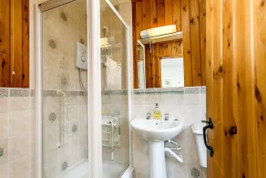 Vier-Sterne-Lodge mit zwei Schlafzimmern und Bädern, herrlicher Aussicht und doch in der Nähe von Pubs und Strand - Image 3