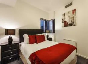 Lovely waterfront condo with swimming pool and gym in the heart of Docklands - Image 4