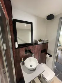 Newly refurbished Unique Apartment Cheltenham - Image 3