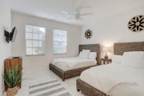 NAPLES DESIGNER VILLA RETREAT STEPS FROM MERCATO - Image 3