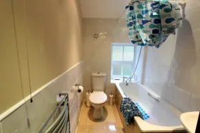 Sommerhus ved bredden af floden Colwyn med privat gårdhave med delt niveau - Image 4
