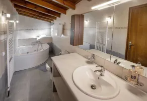 Spacious House with extraordinary view in Corfu - Image 3