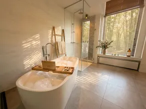 Suite au premier étage, 35m², salle de bain attenante avec baignoire et douche à effet pluie. - Image 4