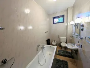 Holiday home with large swimming pool - Image 3