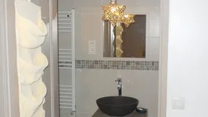 Superb renoveret lejlighed i bunden af ​​villa med privat have - Image 3