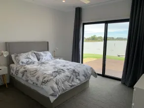 Spacious House with Absolute Waterfront on Wellington Marina - Image 4