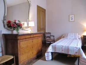Old house with character. Walled garden . Swimming pool and shops at 300 m - Image 4