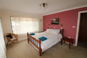 Silver Waters -Large Family Home to Retreat, Unwind and Relax - Close to Beaches - Image 3