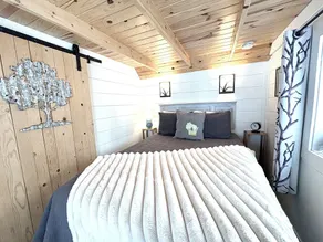 Liten Stuga ~ Romantic Getaway ~ Hot Tub with Stunning Lake View ~ Dog Friendly - Image 3