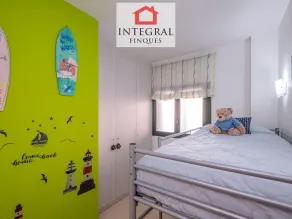 Cozy 2-Bed Apartment with Terrace, 3 Min Walk to Beach, WiFi & A/C - Image 2