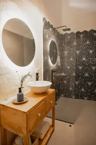 6 Bedrooms House near Tourist Spots with backyard, Bar, Jacuzzi and heated pool - Image 2