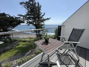 Cosy Apartment with Private Balcony & Fantastic Sea Views - Image 5
