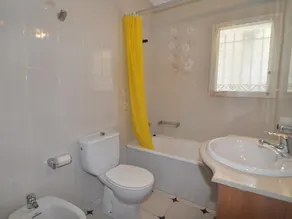 Ground floor house with garden and community pool - Image 2