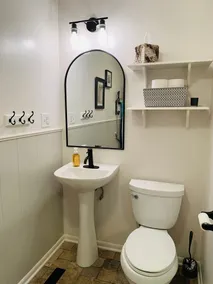 Welcome to Holiday House! Cozy, modern home 7 min. from the beach and wineries. - Image 3