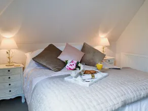 2 bedroom accommodation in Ardingly, near Haywards Heath - Image 4