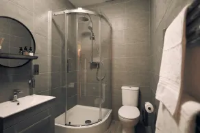 Modern One Bedroom Apartment - Image 2