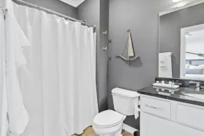 Luxury Lakefront Penthouse w/Unmatched Views & - Image 4