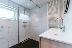 Holiday bungalow in park Prinsenhof, situated closely to the dunes and Noordzeepark. The property includes a very large garden with lots of privacy. There is room to park 2 cars on the property. - Image 3