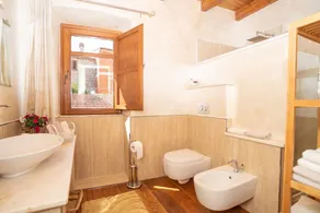 Historic, Centrally Located Holiday Home with Wi-Fi and Fireplace - Image 4