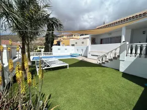 Hus med pool och havsutsikt - Image 4