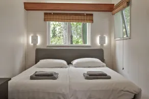 Idyllically situated bungalow in a quiet green park with lots of privacy. - Image 4