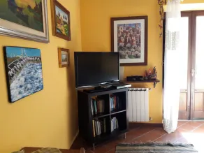 Elegant apartment in a typical district in the center, but outside the chaos of the city, overlooking a small square with a large orange tree. Stately home Dimora types - Image 2