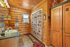 Tranquil Lakefront Log Cabin with Breathtaking Views. - Image 2