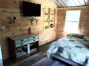 Pines Retreat Getaway - Cozy Cottage, Short walk to Lake Noquebay  - Image 5