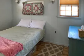 Cottage with tennis, basketball, beach access, fireplace & firepit - Image 4