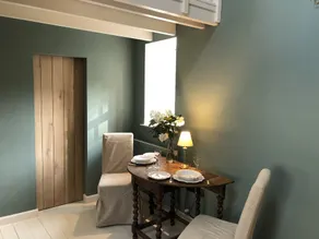 A light filled studio space, with large bathroom and balcony bedroom - Image 4