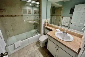 Profitez de cette oasis tropicale d'unités près de la piscine et de la promenade! - Image 4
